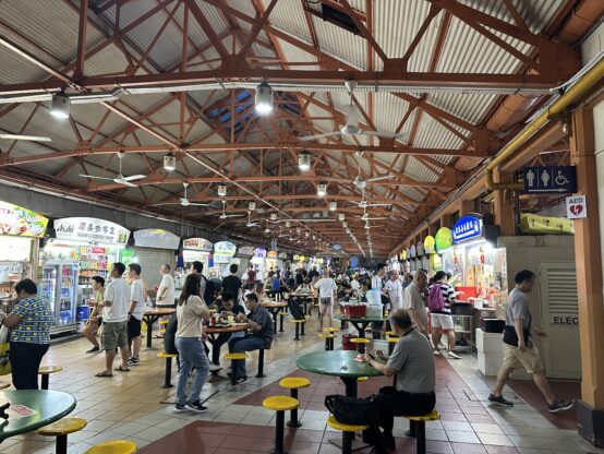 シンガポールの食文化の中心であるホーカー（写真はマックスウェルホーカーセンター）