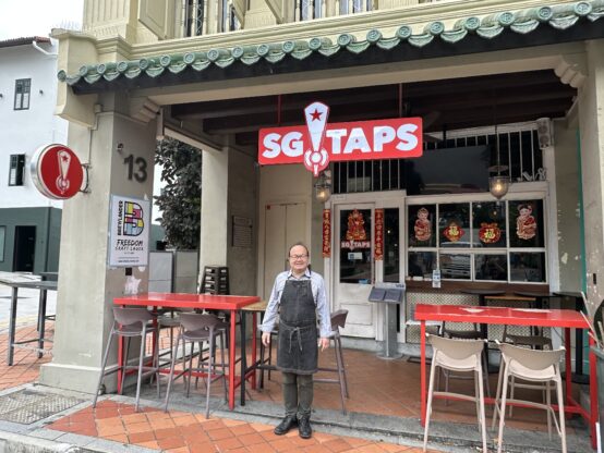 SG Tapsの店舗前に立つオーナーの広瀬さん